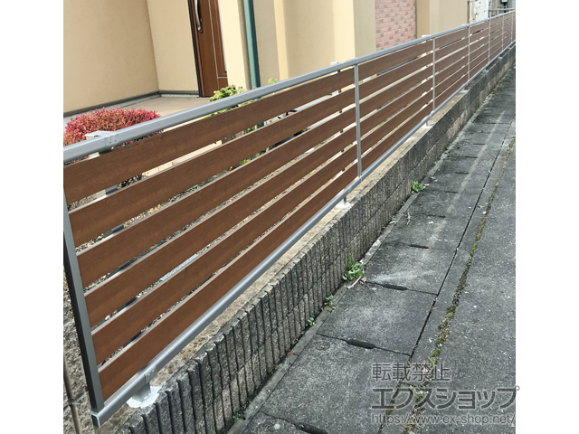 栃木県小山市ののフェンス・柵 ルシアスフェンスF04型 横板 木目カラー・自由柱施工 施工例