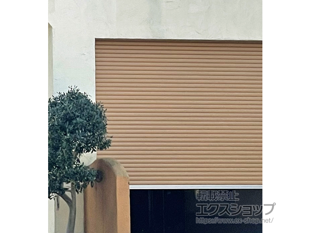 石川県能美市のLIXIL リクシル（トステム）のガレージシャッター ガレージシャッタークワトロ 電動式 内部付タイプ 木目調 施工例