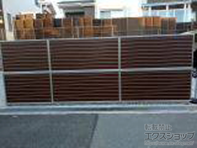 兵庫県神戸市ののフェンス・柵 ルシアスフェンスF02型 横目隠し 木調カラー 2段支柱 自立建て用（パネル2段） 施工例