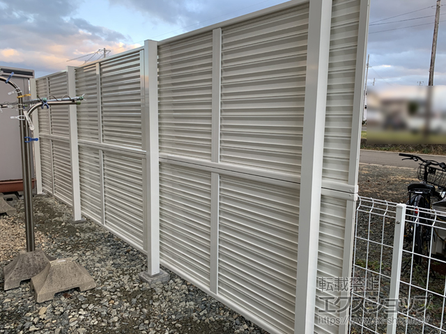 岩手県盛岡市ののフェンス・柵 ミエーネフェンス 目隠しルーバータイプ 2段支柱 自立建て用 施工例