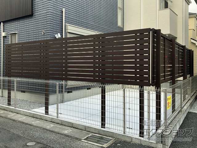 埼玉県春日部市ののフェンス・柵 ルシアスフェンスH02型 横板格子 木調カラー 上段のみ設置 自立建て用 施工例