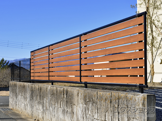 山梨県甲府市ののフェンス・柵 ルシアスフェンスF04型 横板 木目カラー　自由柱施工 施工例