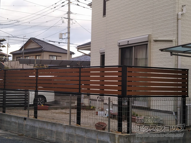 福岡県福岡市ののフェンス・柵 モクアルフェンス 横板タイプ 2段支柱 自立建て用（上段のみ+2段） 施工例