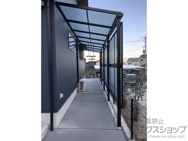 福岡県北九州市のYKKAPのテラス屋根 ソラリア F型 テラスタイプ 連棟 積雪〜20cm対応+前面パネル 2段(2,000mm) 施工例