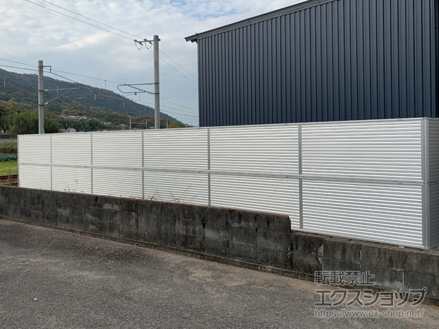 香川県坂出市ののフェンス・柵 ミエーネフェンス 目隠しルーバータイプ 2段支柱 自立建て用(パネル2段) 施工例