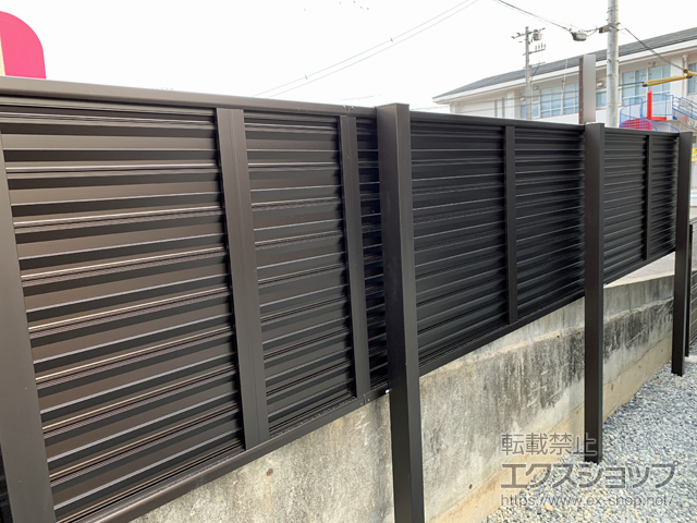 広島県江田島市ののフェンス・柵 ミエーネ目隠しルーバーフェンス 上段のみ設置 自立建て用 施工例