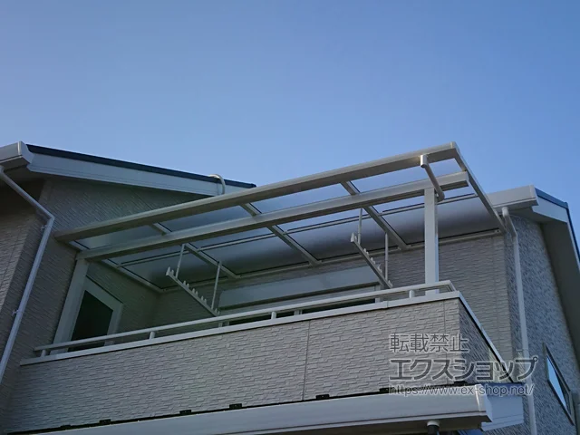茨城県ひたちなか市のYKKAPのバルコニー・ベランダ屋根 ソラリア F型 屋根タイプ 単体 積雪～20cm対応 *片入隅納まり＋吊り下げ式固定物干し ワイド 施工例
