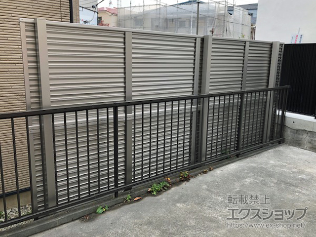 東京都江戸川区ののフェンス・柵 ミエーネフェンス 目隠しルーバータイプ 2段支柱 自立建て用 施工例