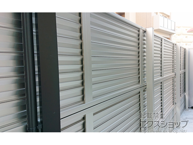 兵庫県伊丹市ののフェンス・柵 ミエーネフェンス 目隠しルーバータイプ 2段支柱 自立建て用 施工例