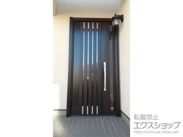茨城県守谷市のLIXIL リクシル（トステム）の玄関ドア リシェント玄関ドア3 断熱K4仕様 片袖仕様(ランマ無)L M27型 ※タッチキー仕様(キー付リモコン) 施工例