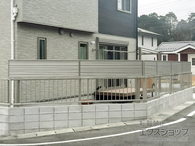 滋賀県大津市ののフェンス・柵 ミエーネ目隠しルーバーフェンス 上段のみ設置 自立建て用 施工例