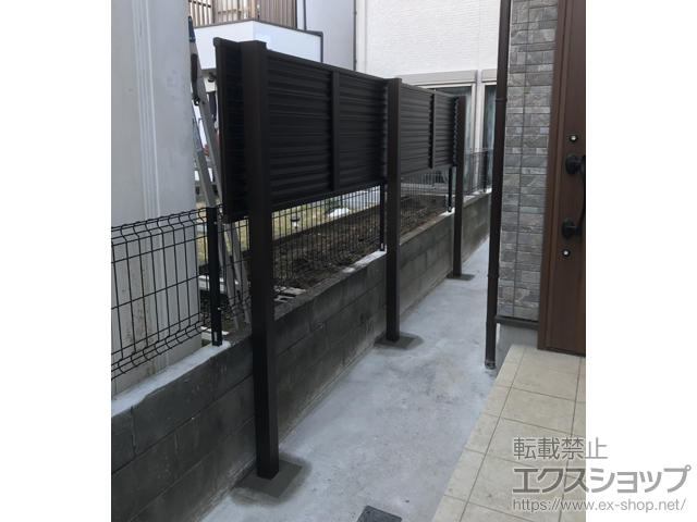 神奈川県横浜市ののフェンス・柵 ミエーネ目隠しルーバーフェンス 上段のみ設置 自立建て用・多段柱施工 施工例