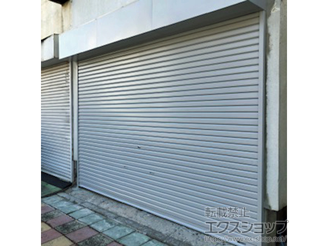 神奈川県横浜市ののガレージシャッター プラテアII スチールタイプ 手動式 外部付 *単窓仕様 施工例