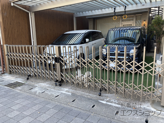 京都府京都市ののカーゲート トリップゲートII P型 ペットガード付き ノンレール 両開き　56W（28S+28M） 施工例