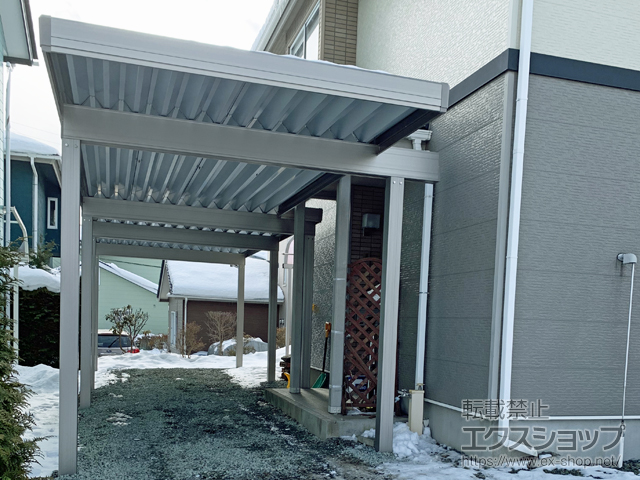 岩手県滝沢市のLIXIL リクシル（トステム）のカーポート テリオスポートIII 3000 縦連棟 角柱8本柱 積雪〜100cm対応 施工例