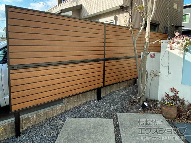 滋賀県草津市のValue Selectのフェンス・柵・塀 モクアルフェンス 目隠しタイプ 2段支柱 自立建て用（パネル2段+上段のみ） 施工例