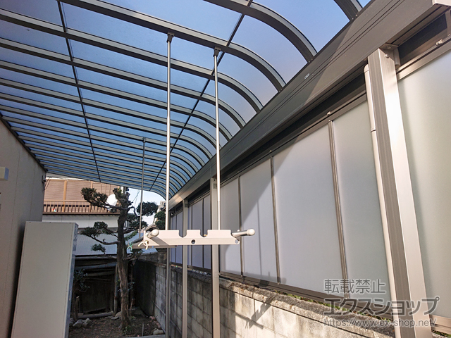大阪府富田林市のLIXIL リクシル（トステム）のテラス屋根 パワーアルファ RB型 テラスタイプ 連棟 積雪〜50cm対応 施工例