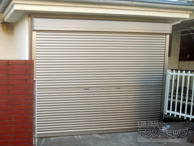 神奈川県横浜市のLIXIL リクシル（トステム）のガレージシャッター ガレージシャッタークワトロ 手動式 外部付タイプ 施工例
