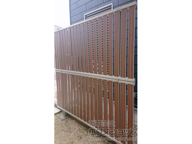 愛知県愛知郡東郷町ののフェンス・柵 ルシアスフェンスF03型 たて半目隠し 木調カラー 2段支柱 自立建て用 施工例