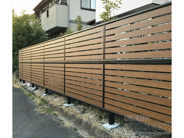 三重県津市ののフェンス・柵 モクアルフェンス横板タイプ 2段支柱 自立建て用 施工例