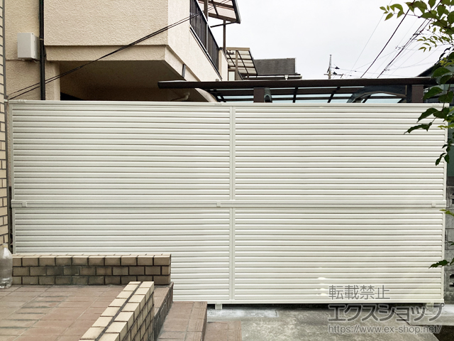 東京都八王子市ののフェンス・柵 ミエーネフェンス 目隠しルーバータイプ 2段支柱 自立建て用(パネル2段) 施工例