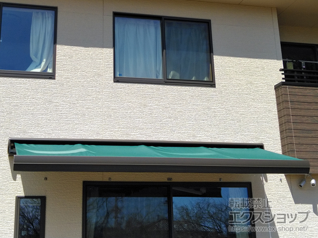 長野県安曇野市のLIXIL リクシル（トステム）のオーニング・日よけ 彩風 あやかぜ L型　手動式 施工例