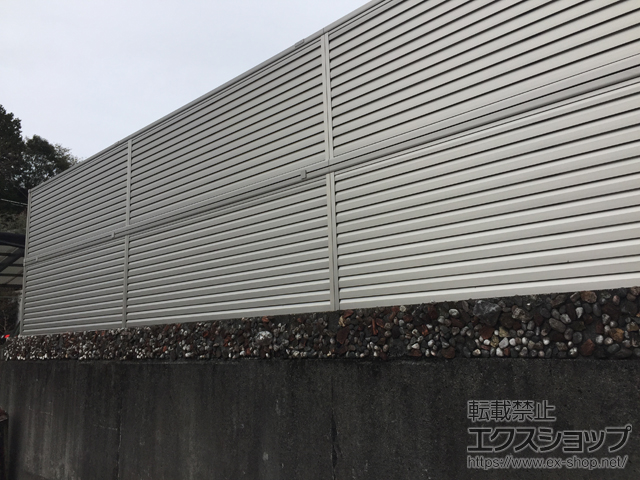 静岡県富士市ののフェンス・柵 ミエーネフェンス 目隠しルーバータイプ 2段支柱 自立建て用 施工例