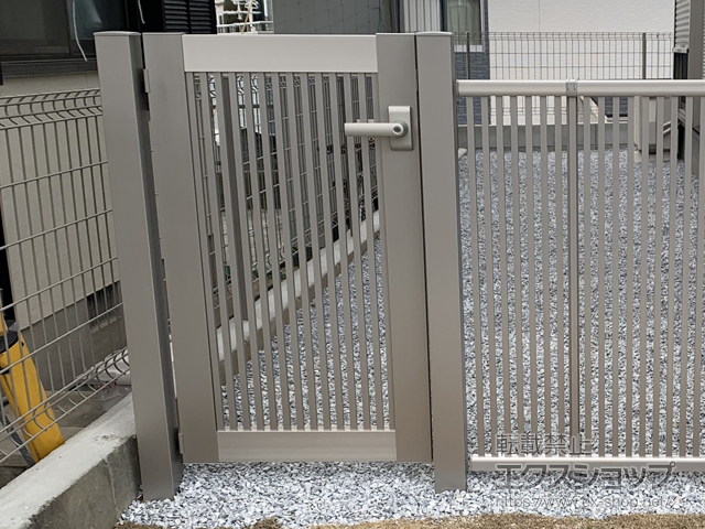 福岡県福岡市のの門扉 シンプレオ門扉2型 縦格子 片開き 門柱使用 施工例