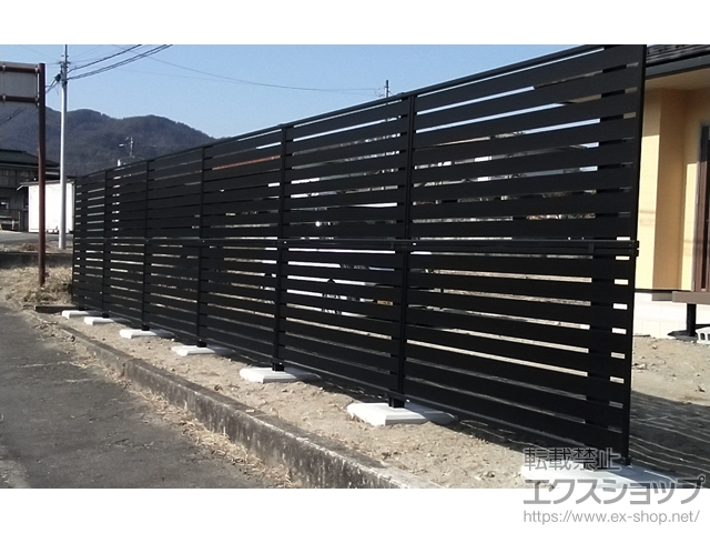 山梨県北杜市ののフェンス・柵 モクアルフェンス 横板タイプ 2段支柱 自立建て用 施工例