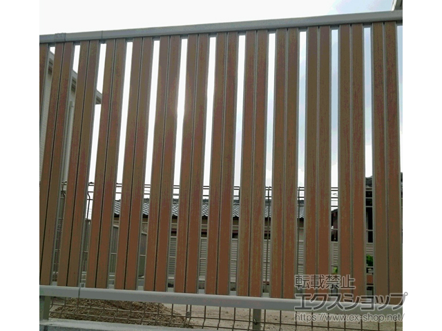 福岡県宗像市ののフェンス・柵 ルシアスフェンスF03型 たて半目隠し 木調カラー　自由柱施工 施工例