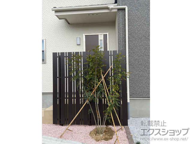 福岡県糟屋郡須惠町ののフェンス・柵 タテイタスタイル 120+45サイズ 隙間20ｍｍ リアルウッド 施工例