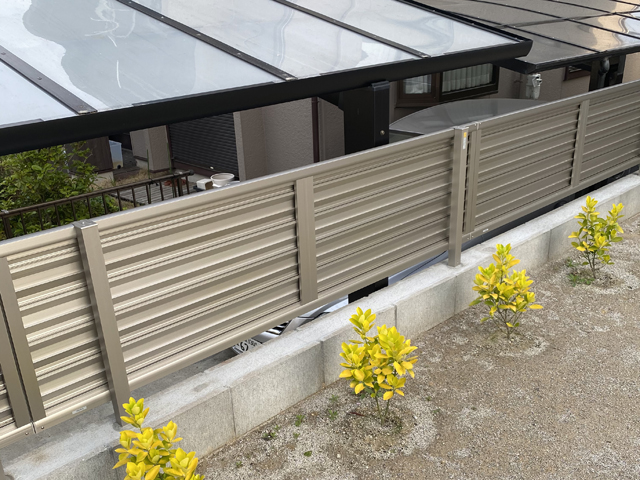 福岡県福岡市ののフェンス・柵 ミエーネフェンス 目隠しルーバータイプ 自由柱施工 施工例