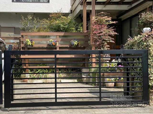 茨城県守谷市ののカーゲート 【特注】スウィングアップゲート1型 横格子 手動式 施工例