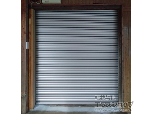 神奈川県秦野市のLIXIL リクシル（トステム）のガレージシャッター 【特注】ガレージシャッタークワトロ 電動式 内部付タイプ ※外部停電時開閉機構 施工例