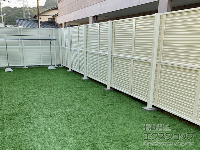 佐賀県嬉野市ののフェンス・柵 ミエーネフェンス 目隠しルーバータイプ 2段支柱 自立建て用 施工例
