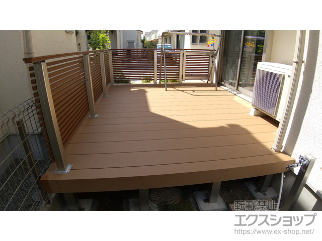 東京都府中市ののウッドデッキ リウッドデッキ 200＋ルシアスデッキフェンス＋デッキ門扉A03型＜横ストライプタイプ＞ 施工例