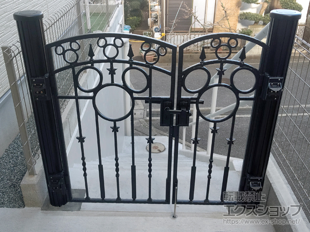 神奈川県横浜市のLIXIL リクシル(新日軽)の門扉 ディズニー門扉 ミッキーA型 両開き親子 丸門柱式 施工例