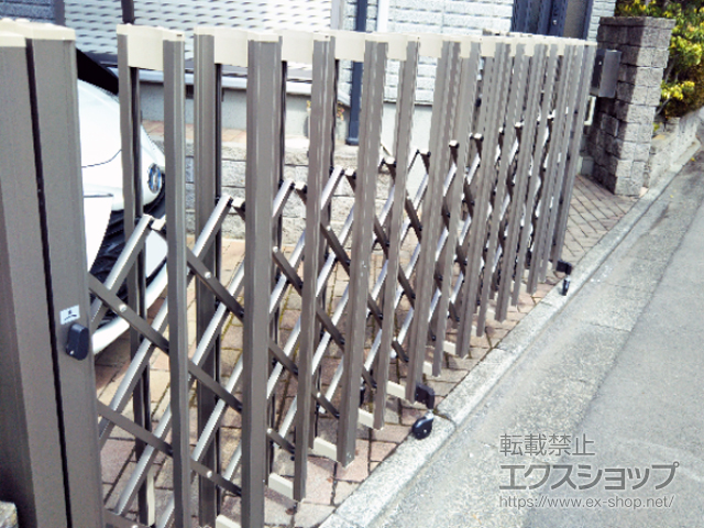 神奈川県座間市ののカーゲート アルシャインII H型 Aタイプ ノンレール 角地タイプ 両開き親子（本体150＋連結本体310） 施工例