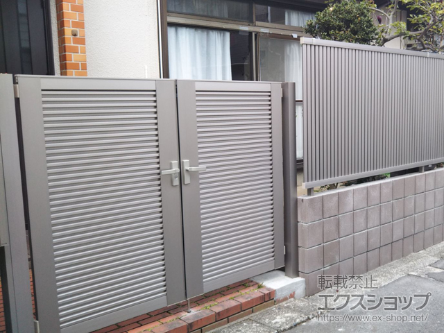 東京都世田谷区のの機能門柱・ポスト、門扉、フェンス・柵 ライシス門扉 5型 横目隠し 両開き 柱使用 施工例