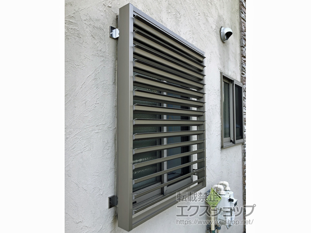 神奈川県三浦郡葉山町のLIXIL リクシル（トステム）の面格子・窓格子 目隠し可動ルーバー 引違い窓用 施工例