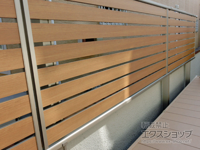 千葉県松戸市ののフェンス・柵 ルシアスフェンスF04型 横板 木目カラー 上段のみ設置 自立建て用（パネル1段） 施工例