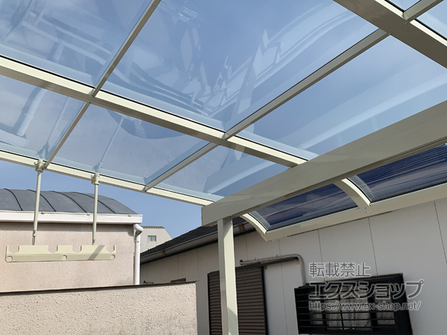 兵庫県西宮市ののバルコニー・ベランダ屋根 スピーネ R型 屋根タイプ 単体 積雪〜20cm対応＋ スピーネ 吊り下げ物干しAセット 標準 2本入り×1セット 施工例