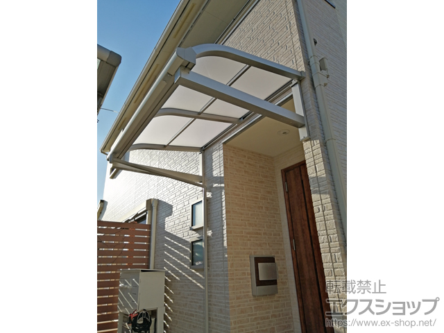 福岡県糟屋郡宇美町ののテラス屋根 ソラリア R型 ルーフタイプ 単体 積雪〜20cm対応　*玄関上 施工例