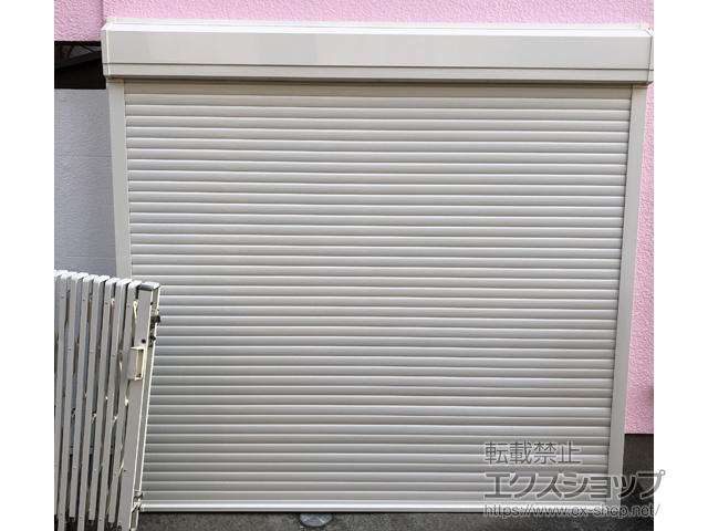 埼玉県新座市のLIXIL リクシル（トステム）のガレージシャッター ガレージシャッタークワトロ 電動式 外部付タイプ 施工例