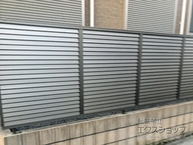 埼玉県越谷市のLIXIL(リクシル)のフェンス・柵・塀 プレスタフェンス 8型 横ルーバー フリーポールタイプ 施工例
