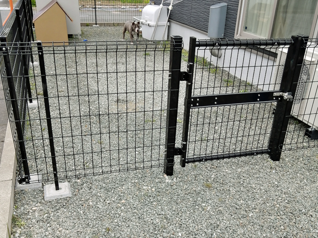 福井県小浜市ののフェンス・柵 ハイグリッドフェンスUF8型 フリーポールタイプ 施工例