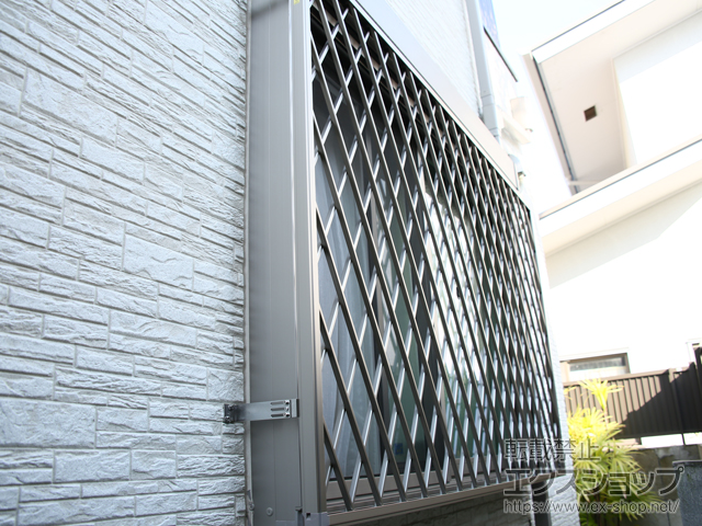 東京都新宿区のLIXIL リクシル（トステム）の面格子・窓格子 【特注】アルミ面格子 ヒシクロス 施工例