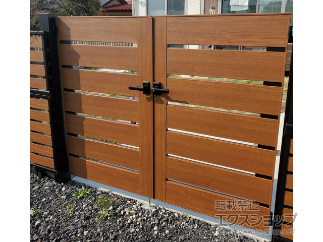 群馬県太田市のの門扉 【特注】ルシアス門扉BW02型 横スリット(木調框) 両開き 複合カラー 門柱使用 施工例