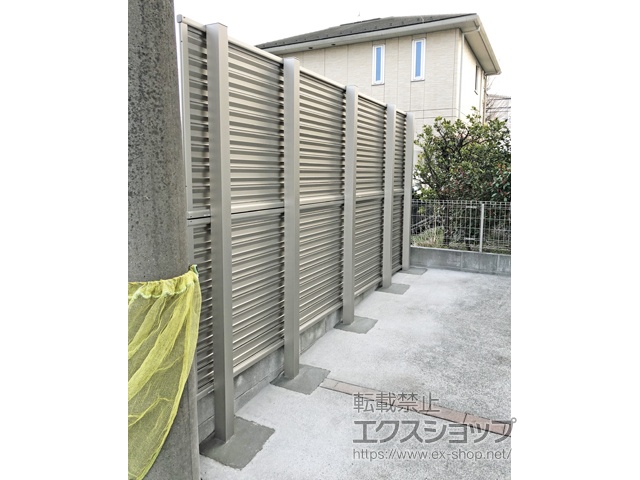 神奈川県愛甲郡愛川町ののフェンス・柵 ミエーネフェンス 目隠しルーバータイプ 2段支柱 自立建て用(パネル2段) 施工例
