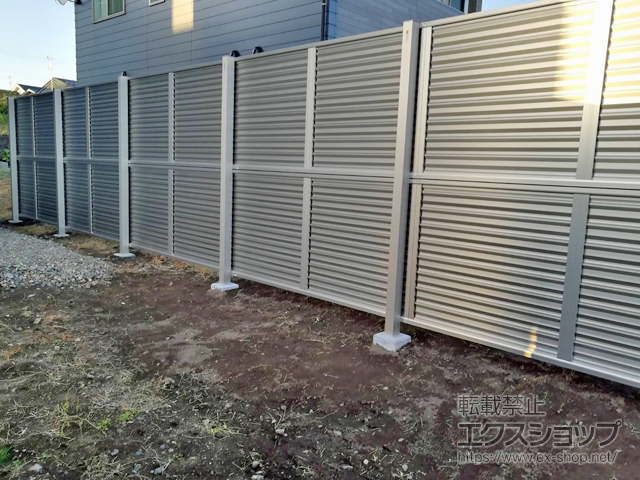 新潟県上越市ののフェンス・柵 ミエーネフェンス 目隠しルーバータイプ 2段支柱 自立建て用(パネル2段) 施工例